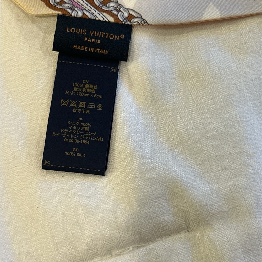 Louis Vuitton Tan and Cream Scarf Luxurious Accessories - Picture 3 of 4